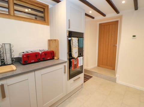 Cottage | Private kitchen | Fridge, dishwasher, electric kettle, toaster