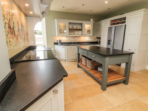 Cottage | Private kitchen | Fridge, dishwasher, electric kettle, toaster