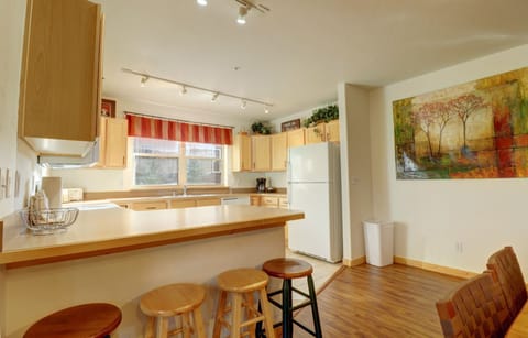 Condo, 2 Bedrooms | Private kitchen | Fridge, oven, stovetop, coffee/tea maker