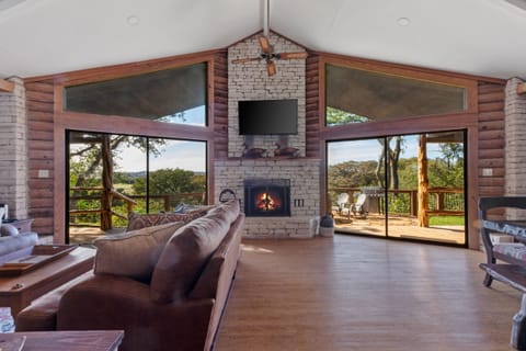 House, 4 Bedrooms | Living area | Smart TV