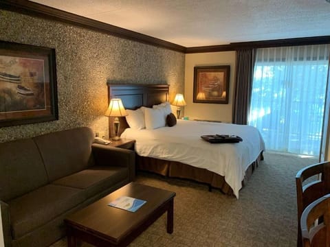 Room, 1 King Bed | Premium bedding, down comforters, pillowtop beds, in-room safe