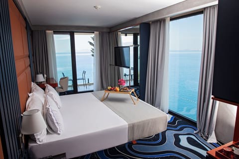 Deluxe Full View | Premium bedding, memory foam beds, minibar, in-room safe