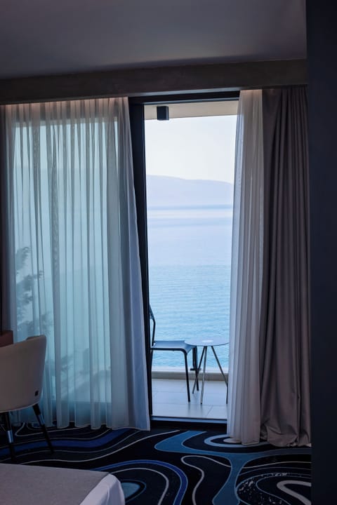 Deluxe Full View | Premium bedding, memory foam beds, minibar, in-room safe