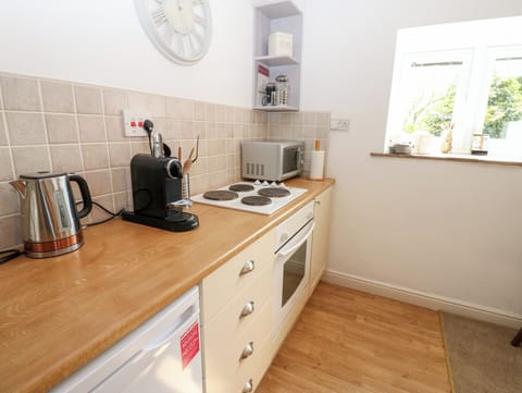 Cottage | Private kitchen | Fridge, electric kettle, toaster, cookware/dishes/utensils