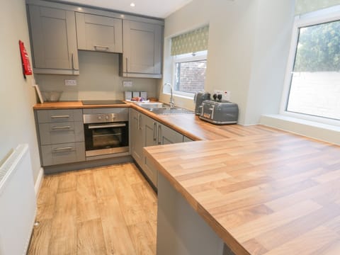 Cottage | Private kitchen | Fridge, dishwasher, electric kettle, toaster