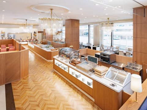 5 restaurants; breakfast, lunch, and dinner served