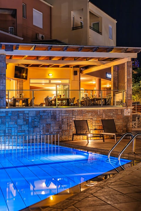 Seasonal outdoor pool, pool umbrellas, sun loungers