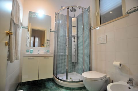 Economy Double Room | Bathroom | Combined shower/tub, hydromassage showerhead, free toiletries