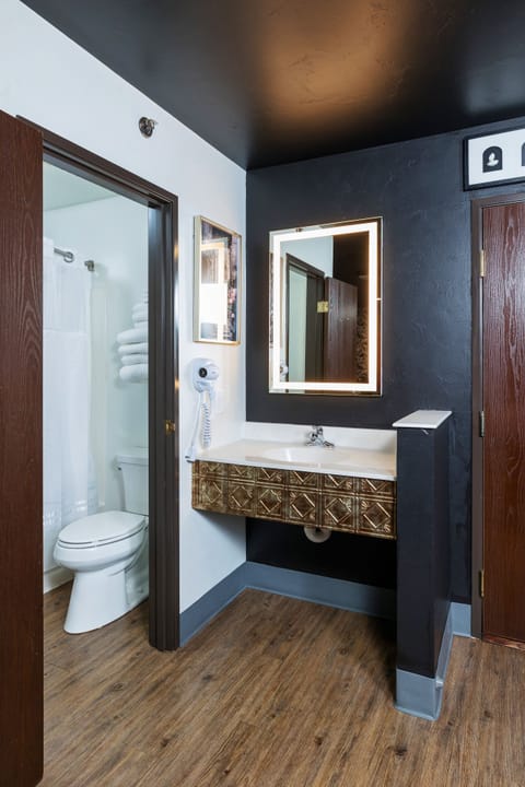 Romantic Room | Bathroom | Combined shower/tub, free toiletries, hair dryer, towels