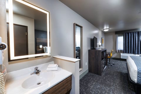 Deluxe Room, 1 King Bed | Pillowtop beds, desk, laptop workspace, blackout drapes