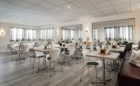 Daily buffet breakfast (EUR 16.50 per person)