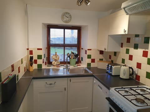 Cottage | Private kitchen | Fridge, dishwasher, electric kettle, toaster