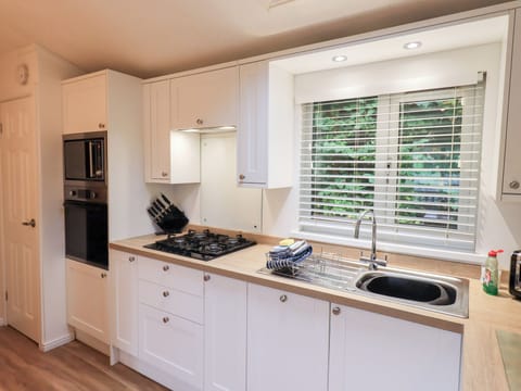 Cottage | Private kitchen | Fridge, dishwasher, cookware/dishes/utensils