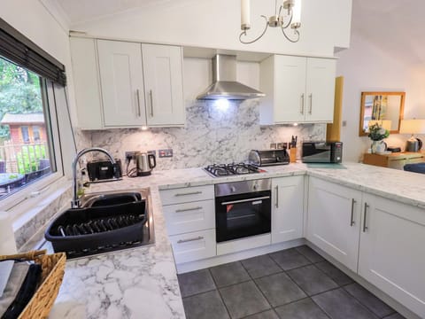 Cottage | Private kitchen | Fridge, dishwasher, cookware/dishes/utensils