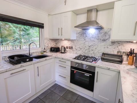 Cottage | Private kitchen | Fridge, dishwasher, cookware/dishes/utensils