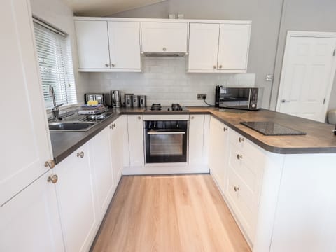 Cottage | Private kitchen | Fridge, dishwasher, cookware/dishes/utensils