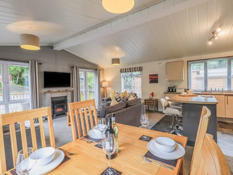 Cottage | Private kitchen | Fridge, dishwasher, cookware/dishes/utensils