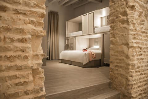 Deluxe 6 adults | In-room safe, soundproofing, free WiFi, bed sheets