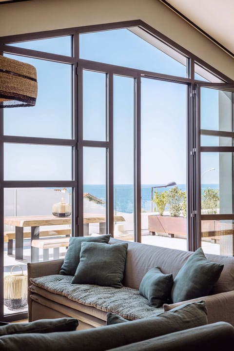 Panoramic Penthouse (Grande Suite Panorama -Terrasse Ocean) | Living area | Flat-screen TV