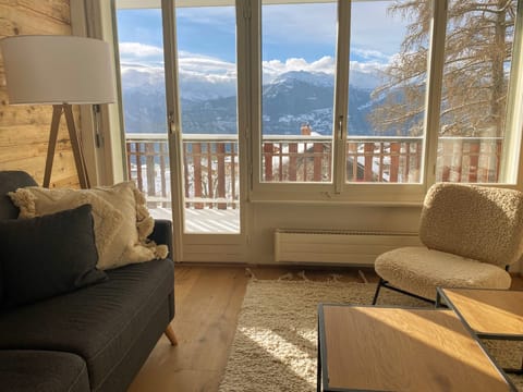 Deluxe Apartment | Living area | 30-inch flat-screen TV with cable channels, TV