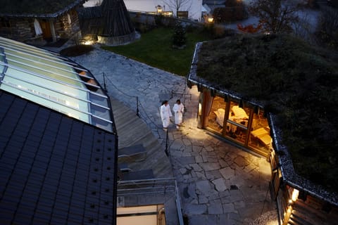 Couples treatment rooms, sauna, hot tub, steam room, body treatments