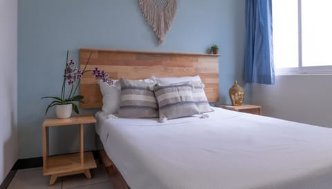 Standard Room, 1 Queen Bed | Down comforters, WiFi, bed sheets