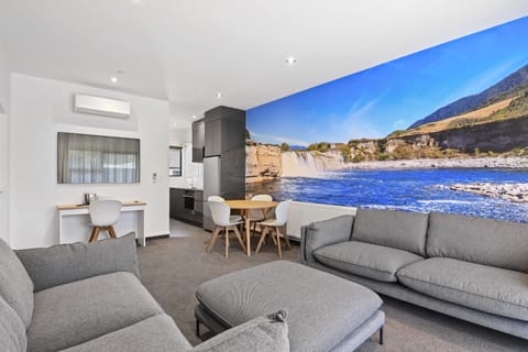 Flat-screen TV, heated floors