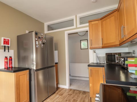 Cottage | Private kitchen | Fridge, dishwasher, electric kettle, toaster