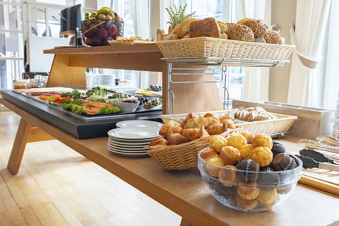 Daily buffet breakfast for a fee