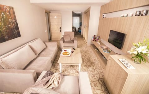 Deluxe Room | Living area | 32-inch LED TV with digital channels, TV, table tennis