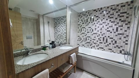 Family Room | Bathroom | Shower, free toiletries, hair dryer, bathrobes