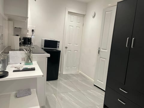 Studio | Private kitchen | Fridge, microwave, stovetop, electric kettle