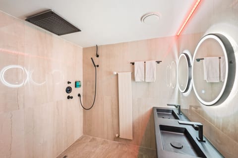 Deluxe Suite | Bathroom | Shower, designer toiletries, towels