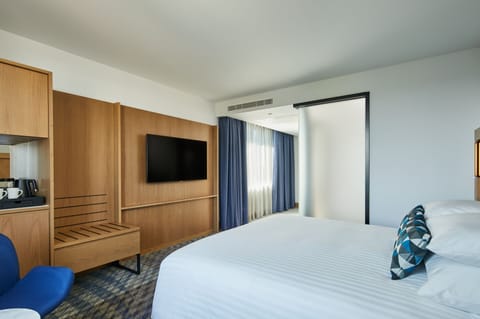Superior Room, 1 King Bed | In-room safe, desk, laptop workspace, blackout drapes