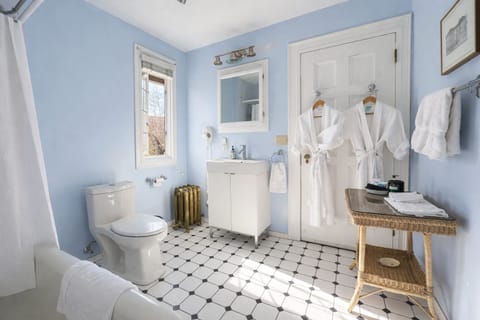 Elite Double Room | Bathroom | Free toiletries, hair dryer, towels