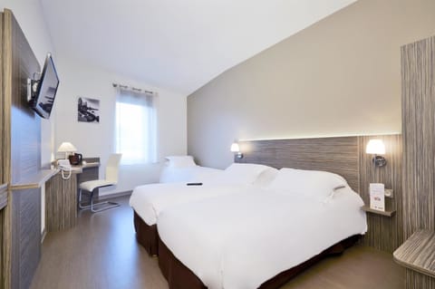 Premium bedding, desk, soundproofing, free cribs/infant beds