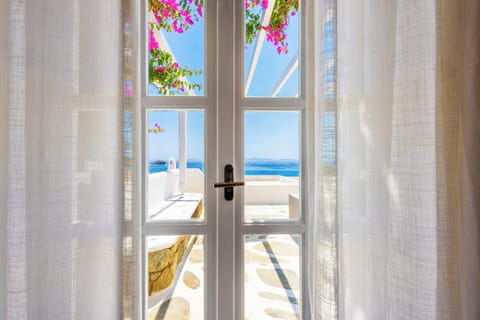 Honeymoon Junior Suite Sea View | Premium bedding, in-room safe, desk, laptop workspace