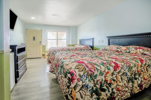 Minibar, iron/ironing board, free WiFi, bed sheets