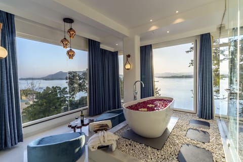 Presidential Suite | Bathroom | Shower, hair dryer, bidet, towels