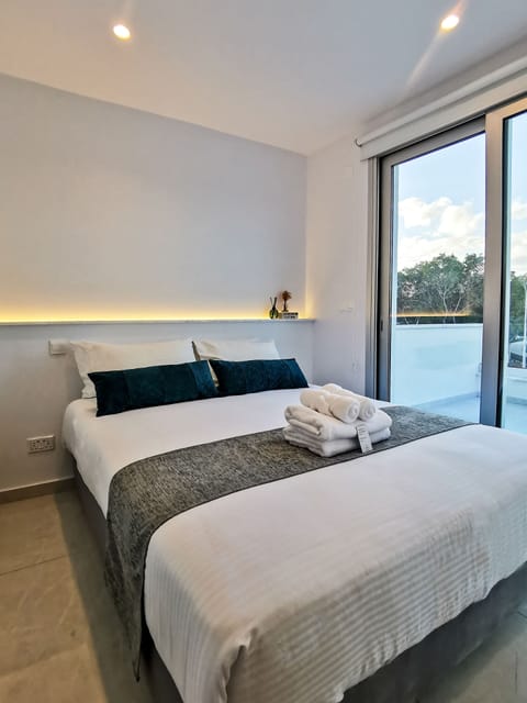 Deluxe Apartment | 3 bedrooms, iron/ironing board, WiFi (free), bed sheets
