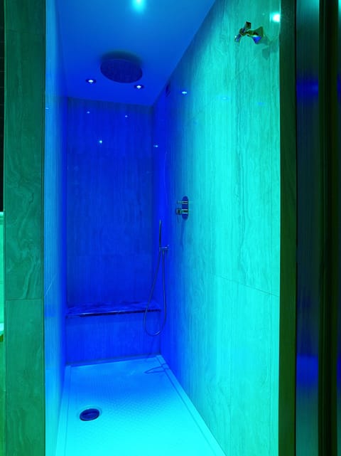 Suite (Oro) | Bathroom | Free toiletries, hair dryer, slippers, bidet