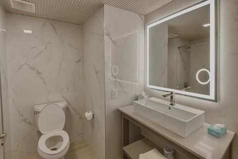 Room, 1 King Bed | Bathroom | Combined shower/tub, free toiletries, hair dryer, towels