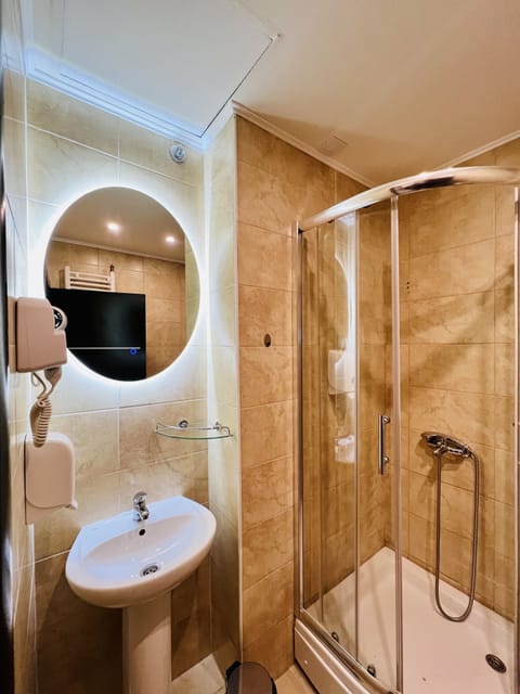 Standard Room | Bathroom | Shower, free toiletries, hair dryer, towels