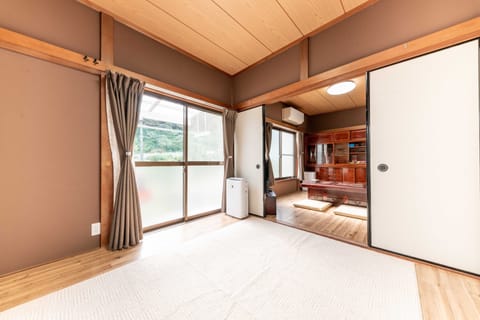 House, Non Smoking | 1 bedroom, laptop workspace, free WiFi, bed sheets