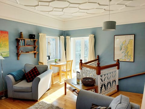 Cabin | Living room | Fireplace