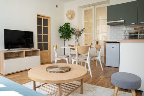 Premium Apartment, Private Bathroom, City View | Lounge