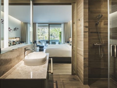 Deluxe Pool Access Room | Bathroom | Rainfall showerhead, free toiletries, hair dryer, bathrobes