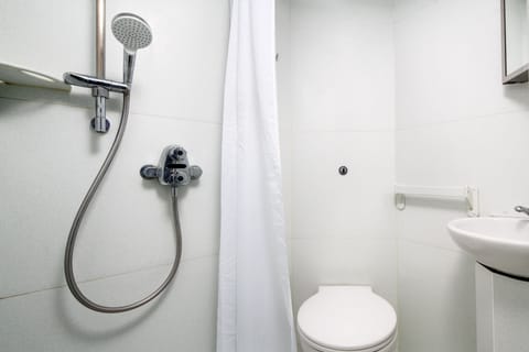 Standard Single Room | Bathroom | Free toiletries, towels, soap, shampoo