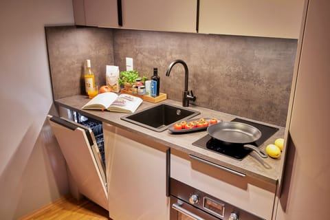 Superior Studio Suite, 1 Bedroom, Kitchen (Karlstraße 42-44) | Private kitchen | Full-size fridge, microwave, oven, stovetop