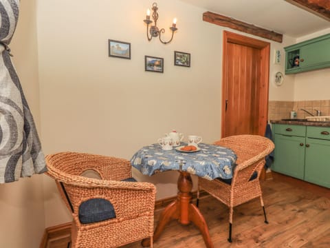 Cottage | Private kitchen | Fridge, electric kettle, toaster, cookware/dishes/utensils